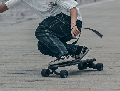 Longboardy pro začínající i pokročilé jezdce.